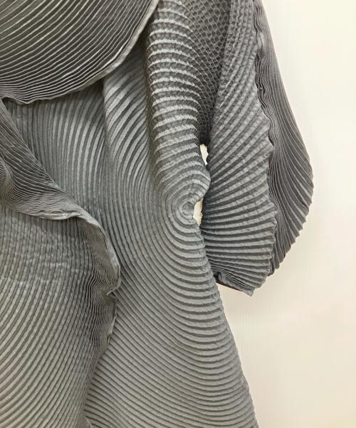 ISSEY MIYAKE（イッセイミヤケ）ISSEY MIYAKE (イッセイミヤケ) プリーツデザインスチームストレッチコート ブラック サイズ:2の古着・服飾アイテム