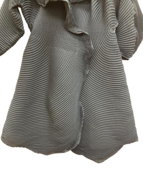 ISSEY MIYAKE（イッセイミヤケ）ISSEY MIYAKE (イッセイミヤケ) プリーツデザインスチームストレッチコート ブラック サイズ:2の古着・服飾アイテム