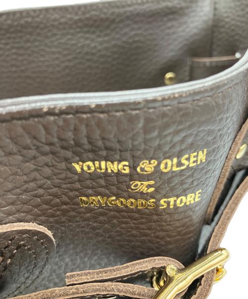 YOUNG & OLSEN The DRYGOODS STORE（ヤングアンドオルセン ザ ドライグッズストア）YOUNG & OLSEN The DRYGOODS STORE (ヤングアンドオルセン ザ ドライグッズストア) FRAMeWORK (フレームワーク) 別注ストラップ付きベルトバック ブラウンの古着・服飾アイテム