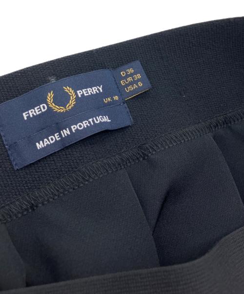 FRED PERRY（フレッドペリー）FRED PERRY (フレッドペリー) Tape Detail Pleated Midi Skirt ブラック サイズ:36の古着・服飾アイテム