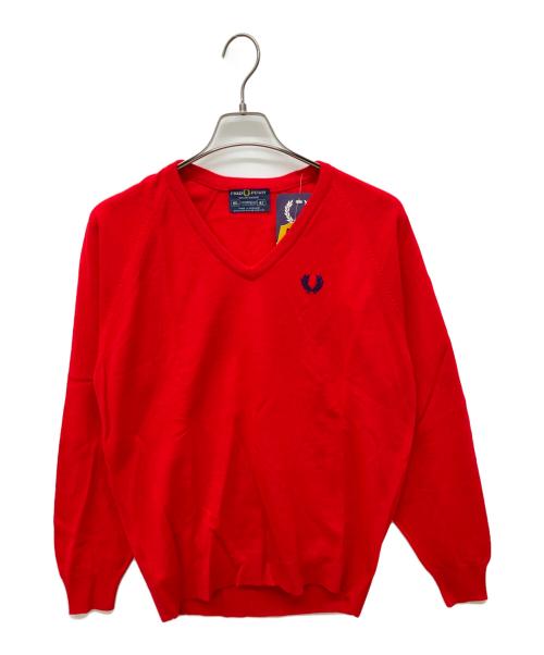 FRED PERRY（フレッドペリー）FRED PERRY (フレッドペリー) Vネックニット レッド サイズ:42 未使用品の古着・服飾アイテム