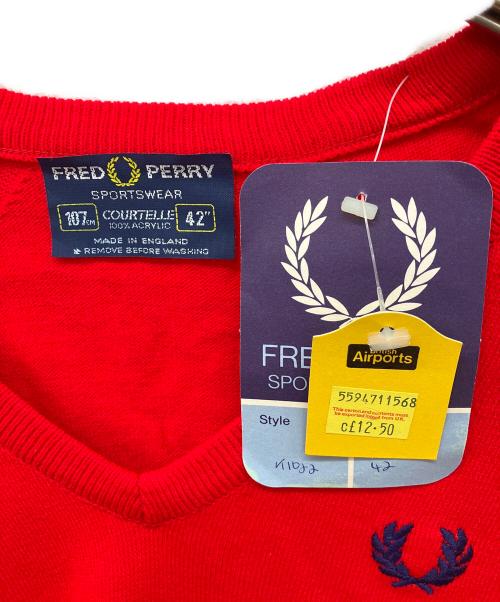 FRED PERRY（フレッドペリー）FRED PERRY (フレッドペリー) Vネックニット レッド サイズ:42 未使用品の古着・服飾アイテム