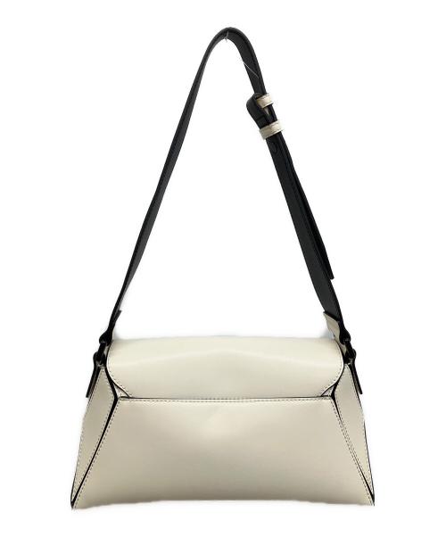 CHARLES & KEITH（チャールズアンドキース）CHARLES & KEITH (チャールズアンドキース) Nasrin ナスリン ジオメトリックショルダーバッグ ホワイトの古着・服飾アイテム