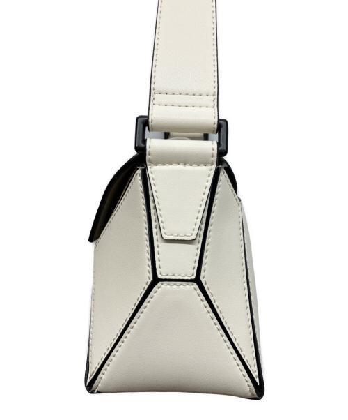 CHARLES & KEITH（チャールズアンドキース）CHARLES & KEITH (チャールズアンドキース) Nasrin ナスリン ジオメトリックショルダーバッグ ホワイトの古着・服飾アイテム