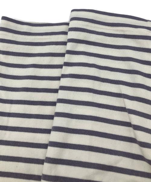 COMOLI（コモリ）COMOLI (コモリ) ボートネックカットソー ホワイト×パープル サイズ:FREEの古着・服飾アイテム
