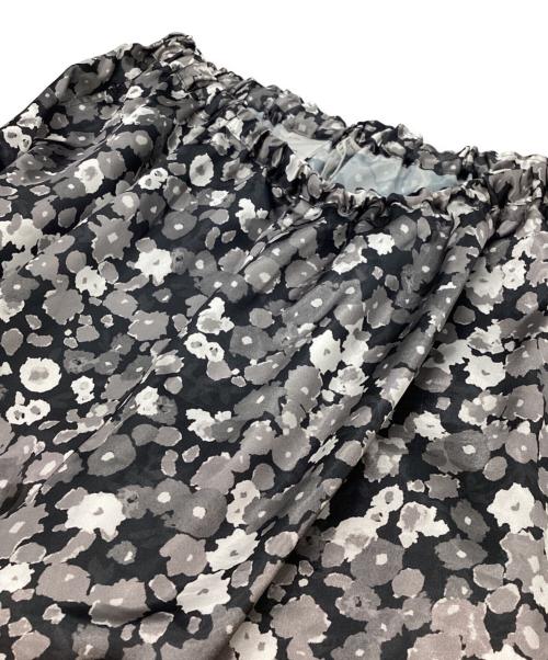 quarterly（クォータリー）QUARTERLY (クォータリー) サテンフラワープリントワイドeasyパンツ グレー サイズ:FREEの古着・服飾アイテム