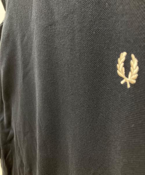 FRED PERRY（フレッドペリー）FRED PERRY (フレッドペリー) カット アウト Tシャツ ブラック サイズ:36の古着・服飾アイテム