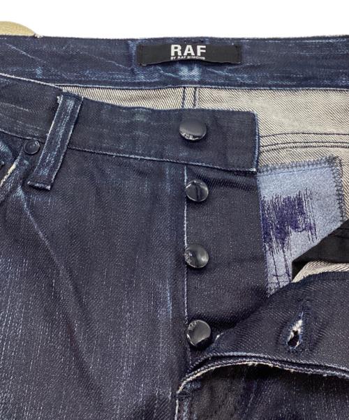 RAF BY RAF SIMONS（ラフバイ ラフシモンズ）RAF BY RAF SIMONS (ラフバイ ラフシモンズ) ダメージ加工コーティングデニムパンツ インディゴ サイズ:30の古着・服飾アイテム