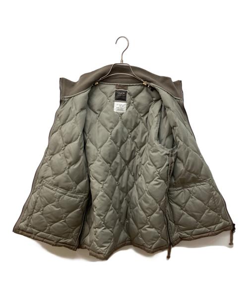 TAION（タイオン）TAION (タイオン) MILITARY LIB HI NECK DOWN JKT ブラウン サイズ:XLの古着・服飾アイテム