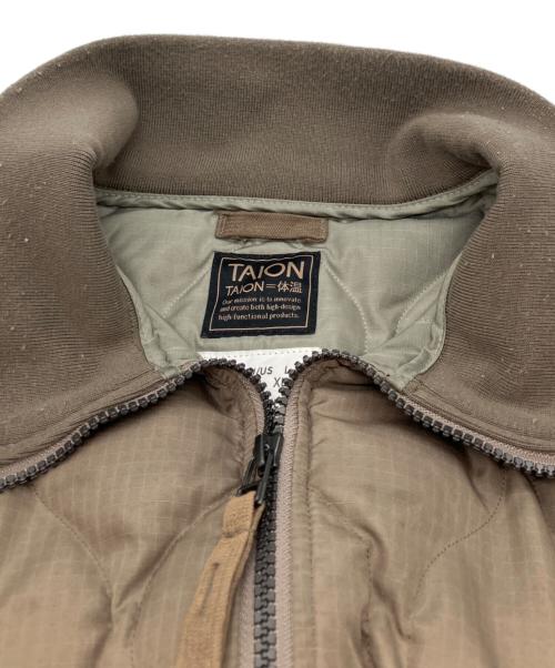 TAION（タイオン）TAION (タイオン) MILITARY LIB HI NECK DOWN JKT ブラウン サイズ:XLの古着・服飾アイテム