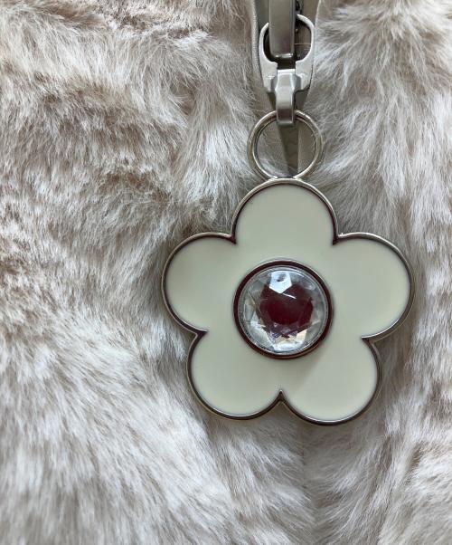 MARY QUANT（マリークヮント）MARY QUANT (マリークヮント) ビジューデイジーファーBIGパーカ ブルゾン アイボリー サイズ:Mの古着・服飾アイテム