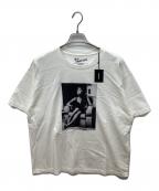 MINEDENIMマインデニム）の古着「Amy Winehouse “Sitti ng On A Chair” Photo S/S Tee」｜ホワイト