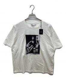 MINEDENIM（マインデニム）の古着「Amy Winehouse “Sitti ng On A Chair” Photo S/S Tee」｜ホワイト