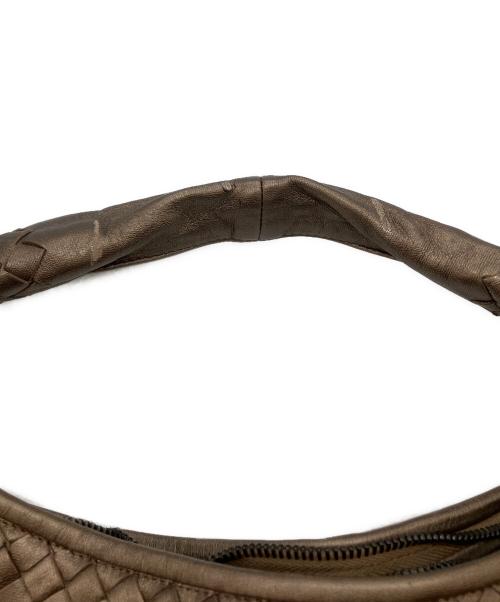 BOTTEGA VENETA（ボッテガベネタ）BOTTEGA VENETA (ボッテガベネタ) イントレチャートワンショルダーバッグ/ホーボーバッグ ブロンズの古着・服飾アイテム