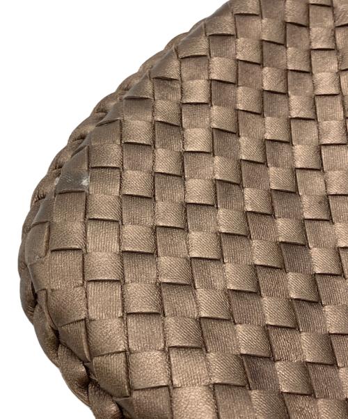 BOTTEGA VENETA（ボッテガベネタ）BOTTEGA VENETA (ボッテガベネタ) イントレチャートワンショルダーバッグ/ホーボーバッグ ブロンズの古着・服飾アイテム