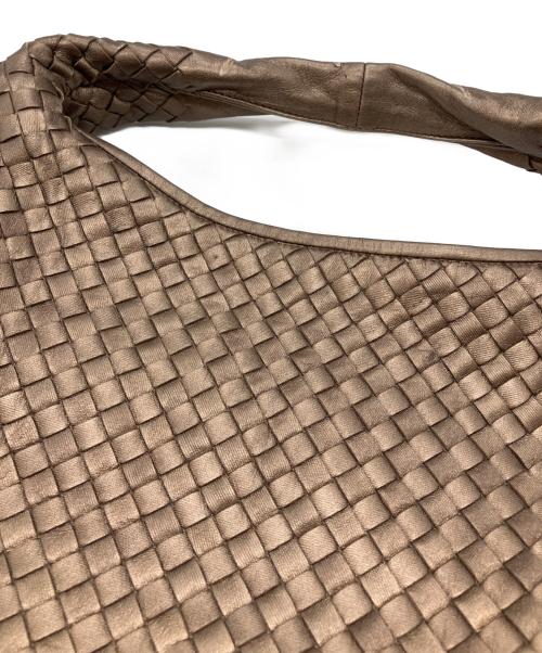 BOTTEGA VENETA（ボッテガベネタ）BOTTEGA VENETA (ボッテガベネタ) イントレチャートワンショルダーバッグ/ホーボーバッグ ブロンズの古着・服飾アイテム