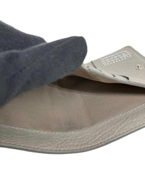 Maison Margiela（メゾンマルジェラ）Maison Margiela (メゾンマルジェラ) 4ステッチ 二つ折り ウォレット グレーの古着・服飾アイテム