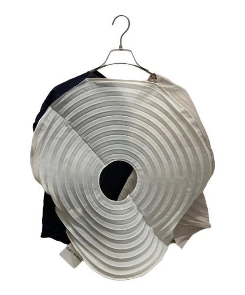 ISSEY MIYAKE（イッセイミヤケ）ISSEY MIYAKE (イッセイミヤケ) 22SS LINK RINGS 変形プリーツカットソー ホワイト×ネイビー サイズ:2の古着・服飾アイテム