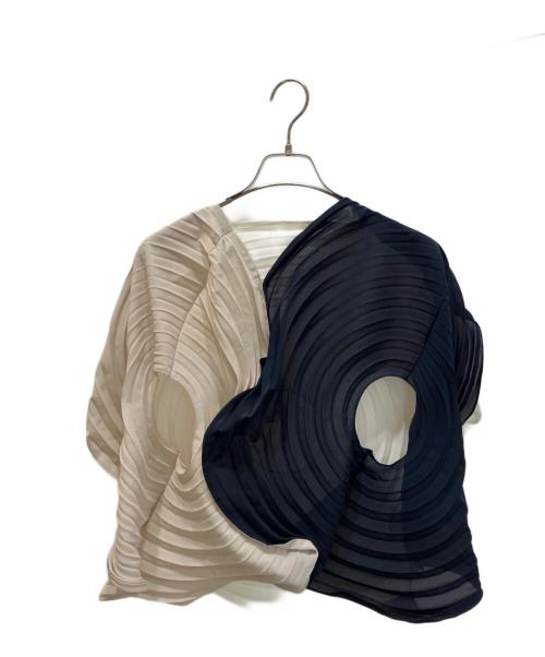 ISSEY MIYAKE（イッセイミヤケ）ISSEY MIYAKE (イッセイミヤケ) 22SS LINK RINGS 変形プリーツカットソー ホワイト×ネイビー サイズ:2の古着・服飾アイテム