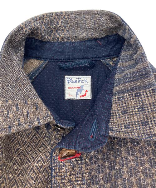 BLUE TRICK（ブルートリック）BLUE TRICK (ブルートリック) 総柄ステンカラーコート ネイビー×ブラウン サイズ:Lの古着・服飾アイテム