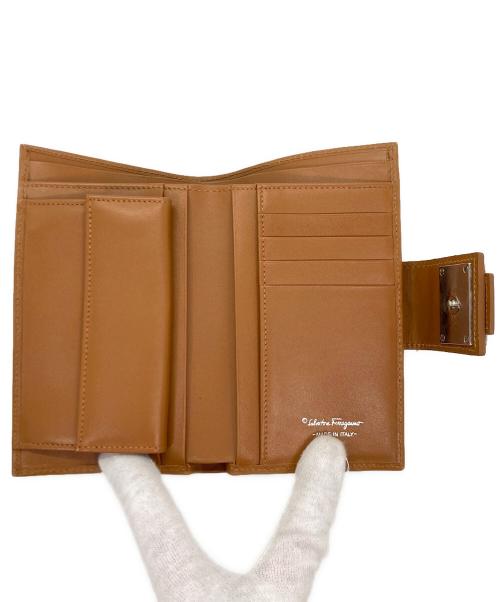 Salvatore Ferragamo（サルヴァトーレ フェラガモ）Salvatore Ferragamo (サルヴァトーレ フェラガモ) 2つ折り財布 ベージュの古着・服飾アイテム