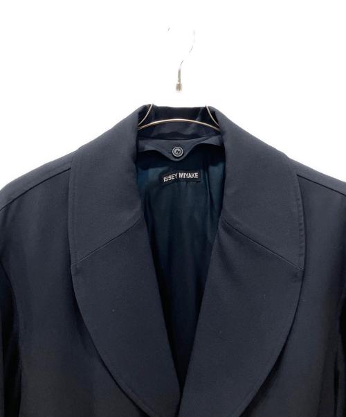 ISSEY MIYAKE（イッセイミヤケ）ISSEY MIYAKE (イッセイミヤケ) 中綿ライナー付 ウール ベルテッドコート ネイビー サイズ:Mの古着・服飾アイテム
