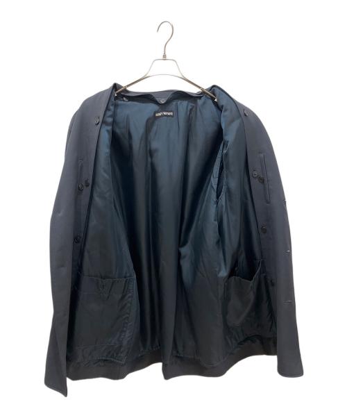 ISSEY MIYAKE（イッセイミヤケ）ISSEY MIYAKE (イッセイミヤケ) 中綿ライナー付 ウール ベルテッドコート ネイビー サイズ:Mの古着・服飾アイテム