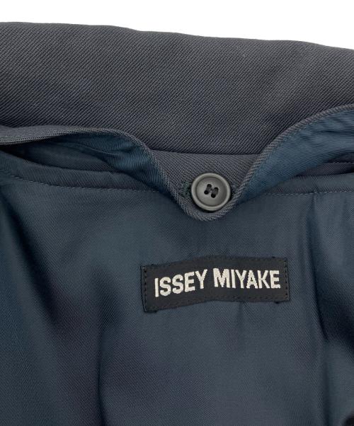 ISSEY MIYAKE（イッセイミヤケ）ISSEY MIYAKE (イッセイミヤケ) 中綿ライナー付 ウール ベルテッドコート ネイビー サイズ:Mの古着・服飾アイテム