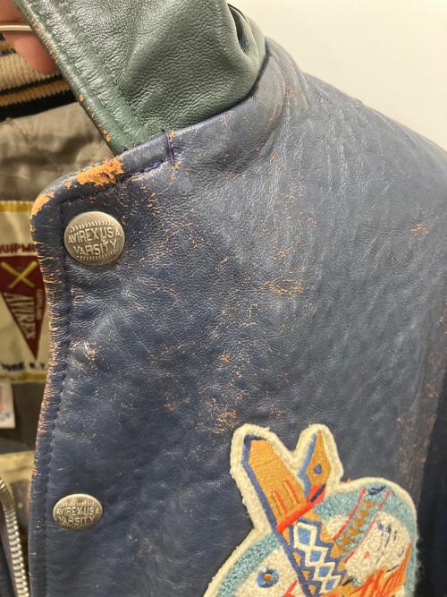 AVIREX（アヴィレックス）AVIREX (アヴィレックス) インディアンワッペン レザースタジャン ネイビー×ホワイト サイズ:Lの古着・服飾アイテム