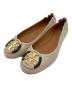 TORY BURCH（トリーバーチ）の古着「MINNIE レザー ロゴ フラットシューズ」｜ベージュ