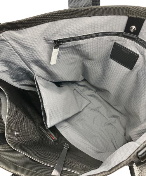 TUMI SPORT（トゥミスポーツ）TUMI SPORT (トゥミスポーツ) エッセンシャル・ノース・サウス・トート ブラック×ネイビーの古着・服飾アイテム
