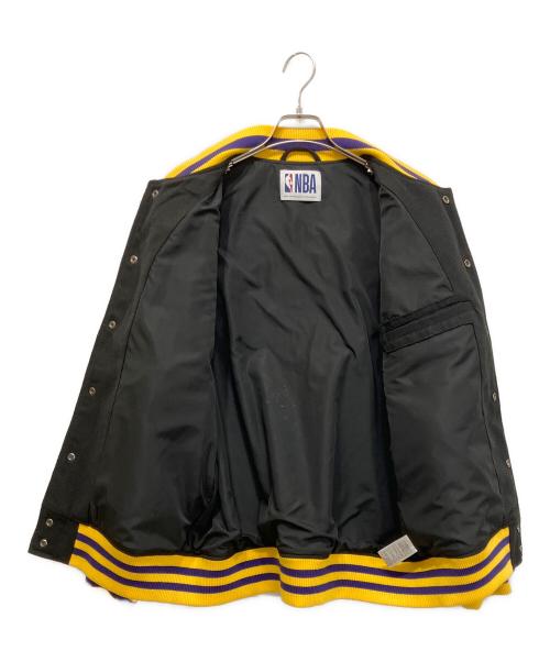 NBA（エヌビーエー）NBA (エヌビーエー) Right-on (ライトオン) NBAチームロゴスタジャン ブラック×イエロー サイズ:Mの古着・服飾アイテム