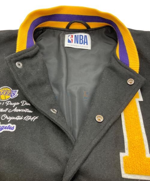 NBA（エヌビーエー）NBA (エヌビーエー) Right-on (ライトオン) NBAチームロゴスタジャン ブラック×イエロー サイズ:Mの古着・服飾アイテム