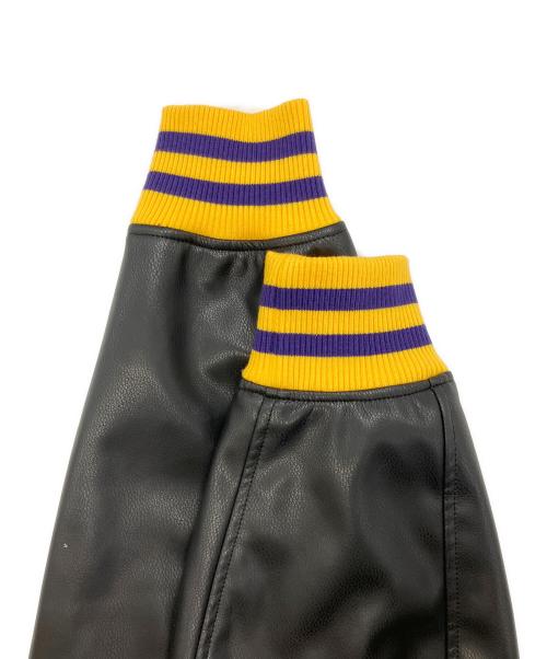 NBA（エヌビーエー）NBA (エヌビーエー) Right-on (ライトオン) NBAチームロゴスタジャン ブラック×イエロー サイズ:Mの古着・服飾アイテム