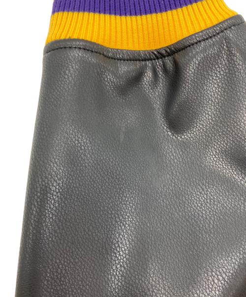 NBA（エヌビーエー）NBA (エヌビーエー) Right-on (ライトオン) NBAチームロゴスタジャン ブラック×イエロー サイズ:Mの古着・服飾アイテム