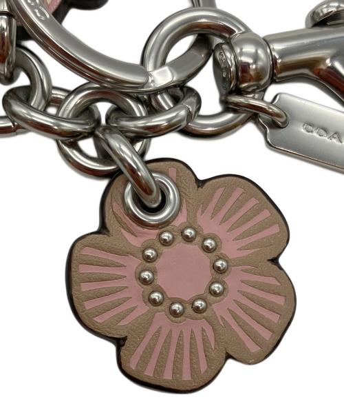 COACH（コーチ）COACH (コーチ) ティーローズモチーフ バッグチャーム ピンク×ベージュの古着・服飾アイテム