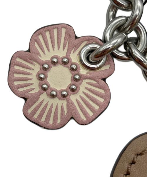 COACH（コーチ）COACH (コーチ) ティーローズモチーフ バッグチャーム ピンク×ベージュの古着・服飾アイテム