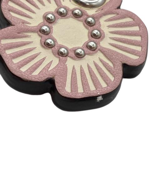 COACH（コーチ）COACH (コーチ) ティーローズモチーフ バッグチャーム ピンク×ベージュの古着・服飾アイテム