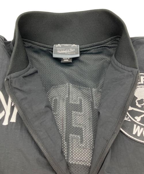 Mastermind WORLD（マスターマインド ワールド）Mastermind world (マスターマインド ワールド) MITCHELL & NESS (ミッチェルアンドネス) WARM UP JACKET コラボジャケット ブラック×レッド サイズ:Lの古着・服飾アイテム