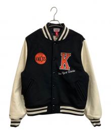 MITCHELL & NESS（ミッチェルアンドネス）の古着「VARSITY JACKET NEW TORK KNICS スタジャン」｜ブラック×ベージュ