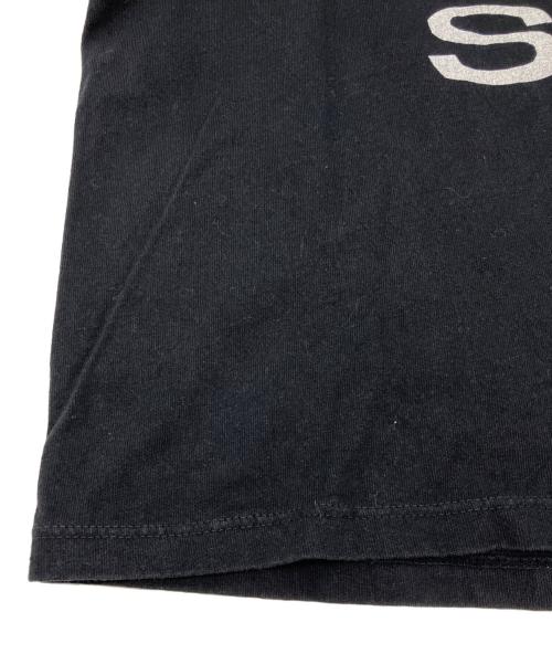 stussy（ステューシー）stussy (ステューシー) OUR LEGACY (アワーレガシー) KING SIZE PIGMENT DYED TEE コラボプリントT ブラック サイズ:Mの古着・服飾アイテム