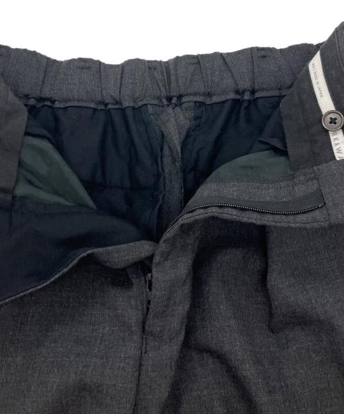 MARKAWARE（マーカウェア）MARKAWARE (マーカウェア) FRONT PLEATS PEGTOP ORGANIC WOOL TROPICAL グレー サイズ:1の古着・服飾アイテム