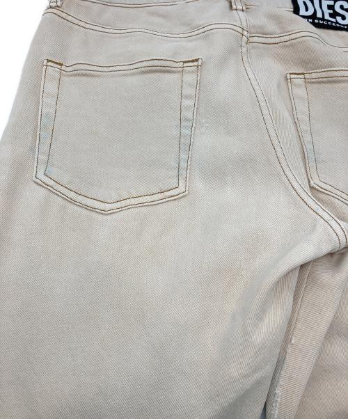 DIESEL（ディーゼル）DIESEL (ディーゼル) 刺繍プリントD-STRUKT デニムパンツ ベージュ サイズ:31の古着・服飾アイテム