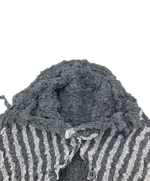 me ISSEY MIYAKE（ミーイッセイ ミヤケ）me ISSEY MIYAKE (ミーイッセイ ミヤケ) シワ加工長袖シャツ グレー サイズ:freeの古着・服飾アイテム