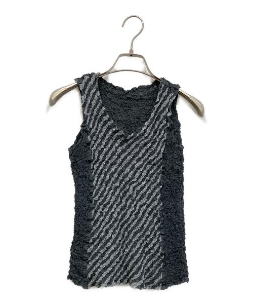 me ISSEY MIYAKE（ミーイッセイ ミヤケ）me ISSEY MIYAKE (ミーイッセイ ミヤケ) シワ加工ノースリーブブラウス グレー サイズ:freeの古着・服飾アイテム