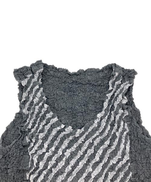 me ISSEY MIYAKE（ミーイッセイ ミヤケ）me ISSEY MIYAKE (ミーイッセイ ミヤケ) シワ加工ノースリーブブラウス グレー サイズ:freeの古着・服飾アイテム