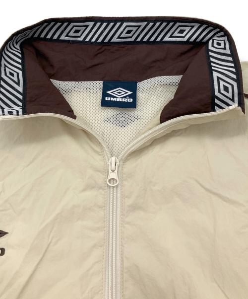 FREAK'S STORE（フリークスストア）FREAK'S STORE (フリークスストア) UMBRO (アンブロ) 26SS 別注 Nylon Track Jacket ベージュ サイズ:Mの古着・服飾アイテム
