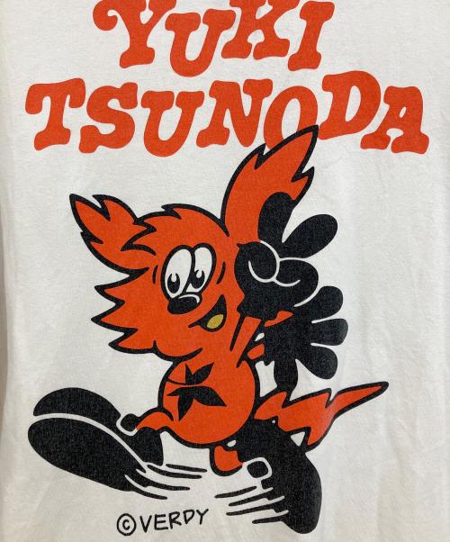 YUKI TSUNODA（ユキ ツノダ）yuki tsunoda (ユキ ツノダ) VERDY YUKI TSUNODA Tシャツ ホワイト サイズ:XLの古着・服飾アイテム