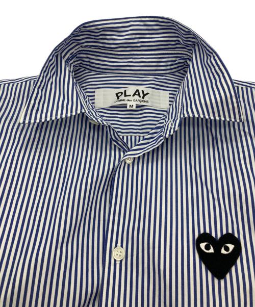 PLAY COMME des GARCONS（プレイコムデギャルソン）PLAY COMME des GARCONS (プレイコムデギャルソン) Stripe Shirt With Black Emblem Pattern A ストライプシャツ ホワイト×ブルー サイズ:Mの古着・服飾アイテム
