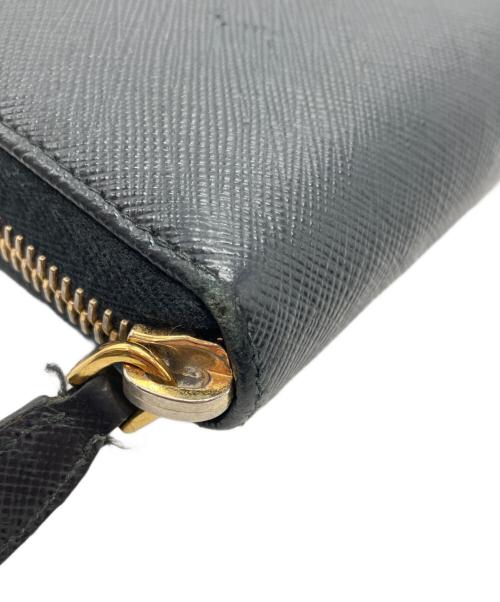 PRADA（プラダ）PRADA (プラダ) SAFFIANO METAL ラウンドファスナーウォレット ブラックの古着・服飾アイテム
